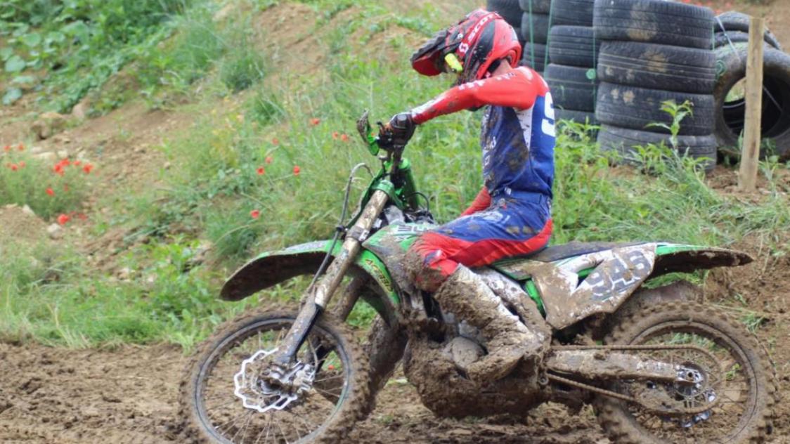 Motocross Daymond Martens au dessus du lot Hermonville